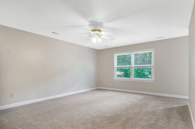 Building Photo - Beautifully Refreshed 4 Bedroom 3 Bath Col...