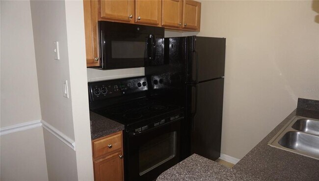 Building Photo - 220 Lake Parsons Green