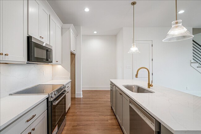 Building Photo - 5472 Park Ave