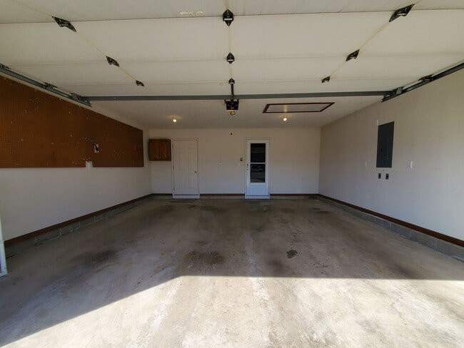 Building Photo - 3-bedroom 2 Bath