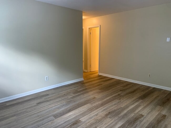 Building Photo - Updated 2 Bedroom, 1 Bath Apartment