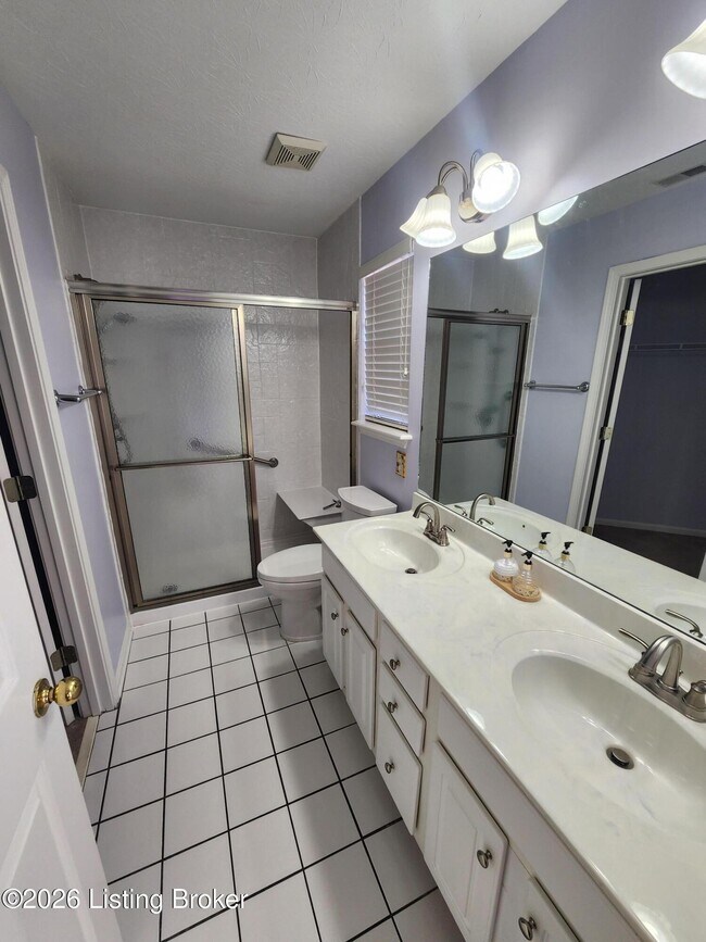 Building Photo - 10828 Glenway Pl