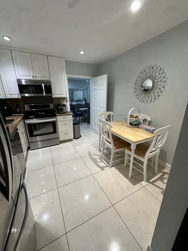 Building Photo - 137 NE 10th St