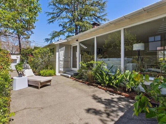 Building Photo - Great 3/2 in Incredible Downtown Location