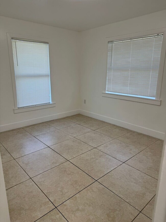 Building Photo - Goulds Duplex