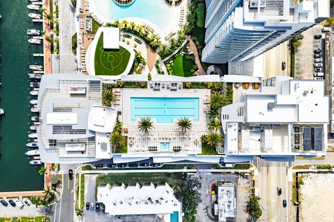 Building Photo - 220 Lake Shore Dr