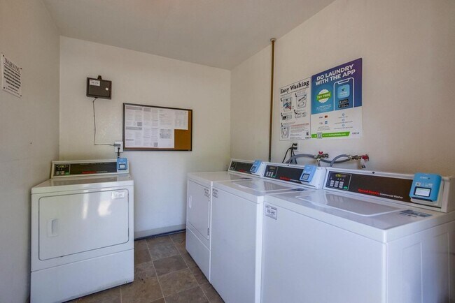 Building Photo - Spanish Craftsman Garden Apartments Bankers Hill