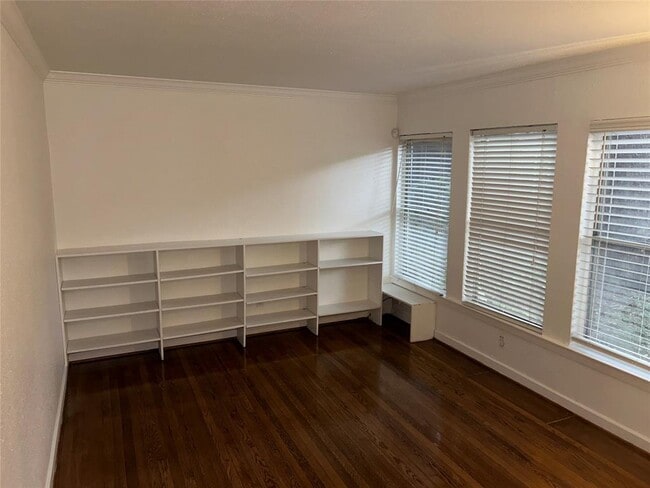 Building Photo - 4020 Blue Bonnet Blvd