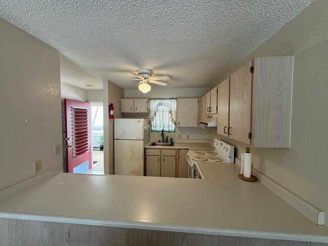 Building Photo - 95-1050-1050 Maka?ika?i St