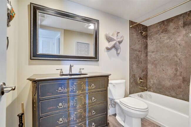 Building Photo - 3051 NE 48th St