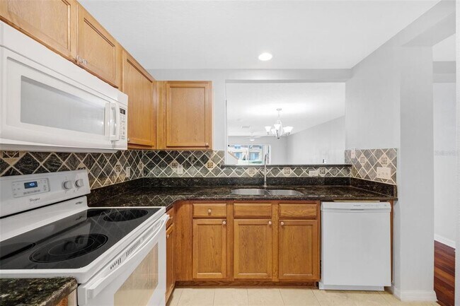 Building Photo - 6928 Hawthorne Trace Ln