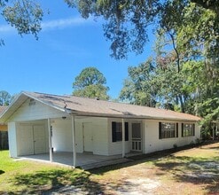 Building Photo - This beautifully updated 2-bedroom, 1 bath...