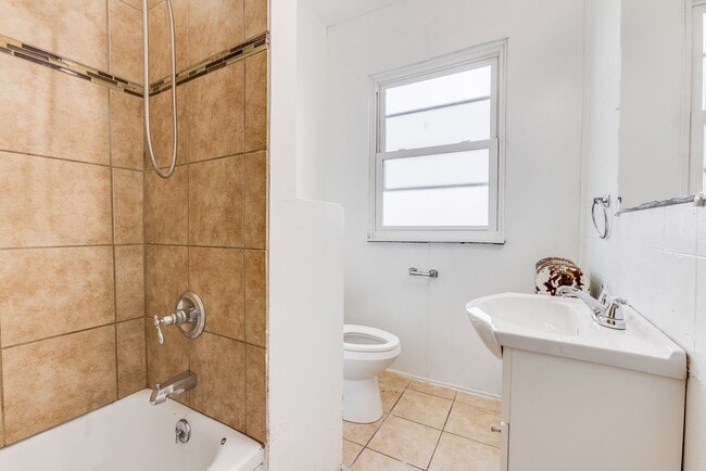 Building Photo - 28 Sharon St