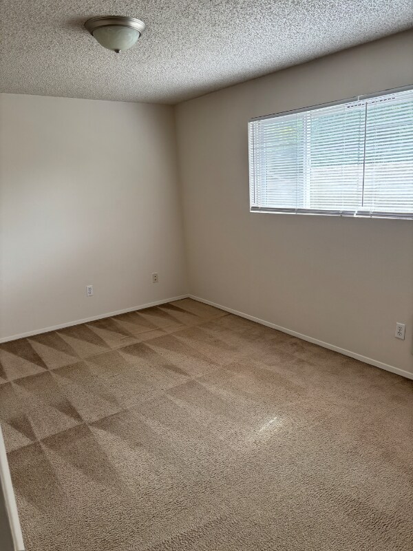 Building Photo - 1612 Kent Des Moines Rd