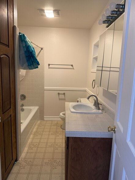 Private bathroom with shower/tub combo - 305 Emerald St