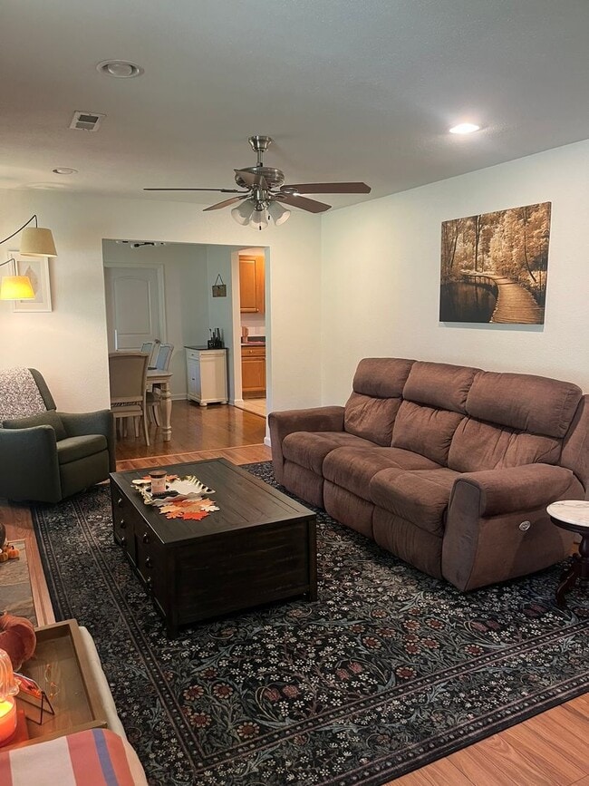 Building Photo - Gorgeous private home in Altavista!