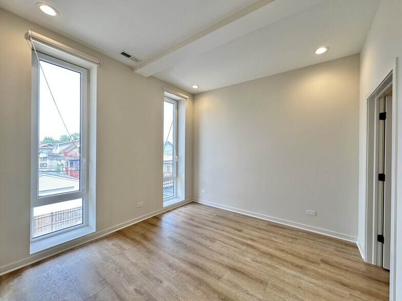 Building Photo - 6340 W Belmont Ave