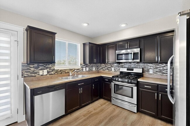 Building Photo - Two story 3 bedroom 2.5 bath in Santa Tere...