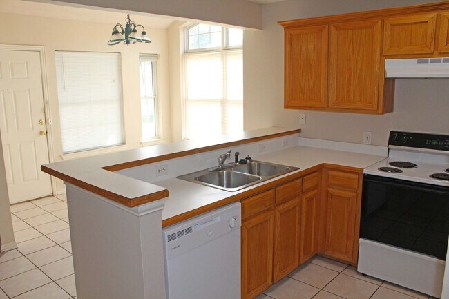 Building Photo - Great 3 Bdrm 2 Bath 1/2 Duplex in Denton Tx