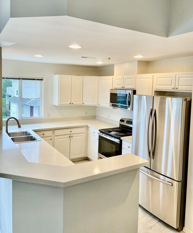 Building Photo - 2 Bed / 1 bath townhome at Summerhill Village in Issaquah $2,895/mo