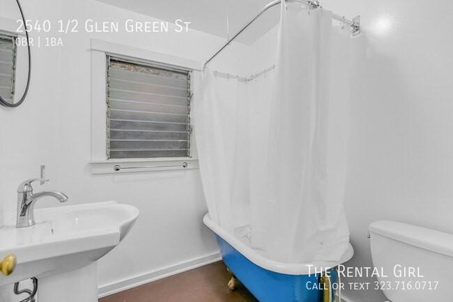 Building Photo - 2540 1/2 Glen Green St-