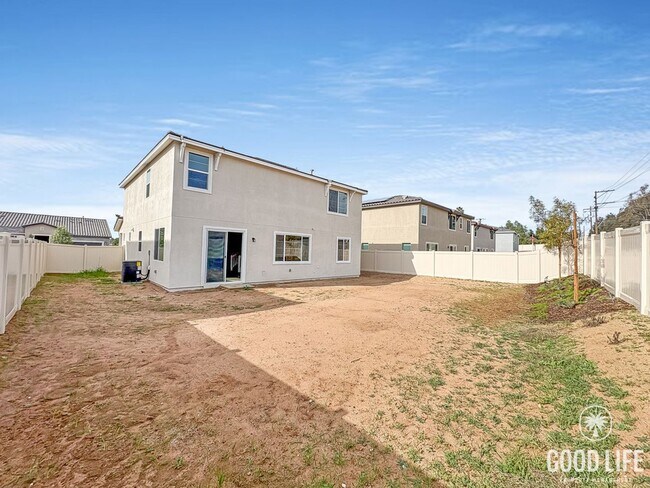 Building Photo - Never-Lived-In Modern 5BR Home with Private Backyard