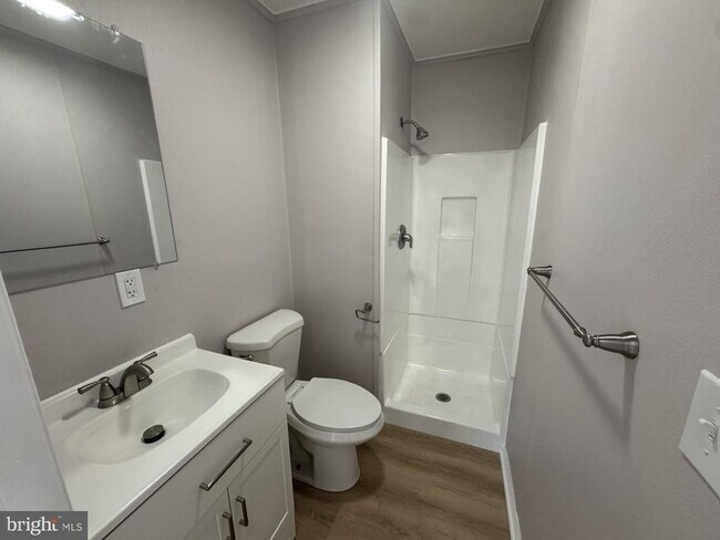 Building Photo - 112 Academy Ave