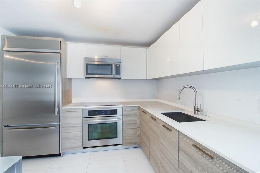 Building Photo - 1300 Brickell Bay Dr