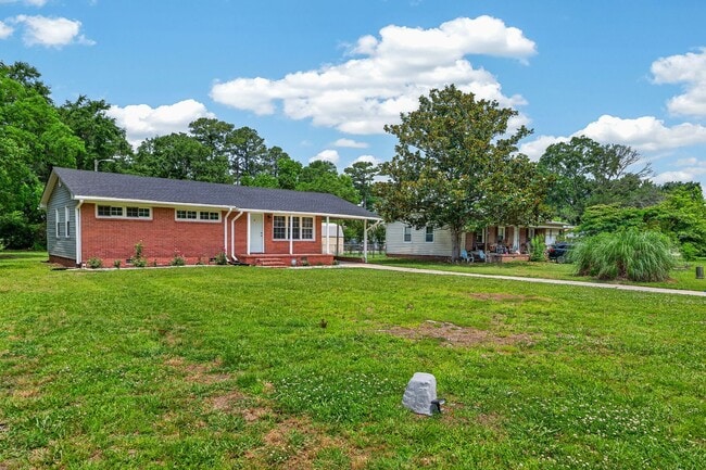 Building Photo - 2527 Country Club Rd