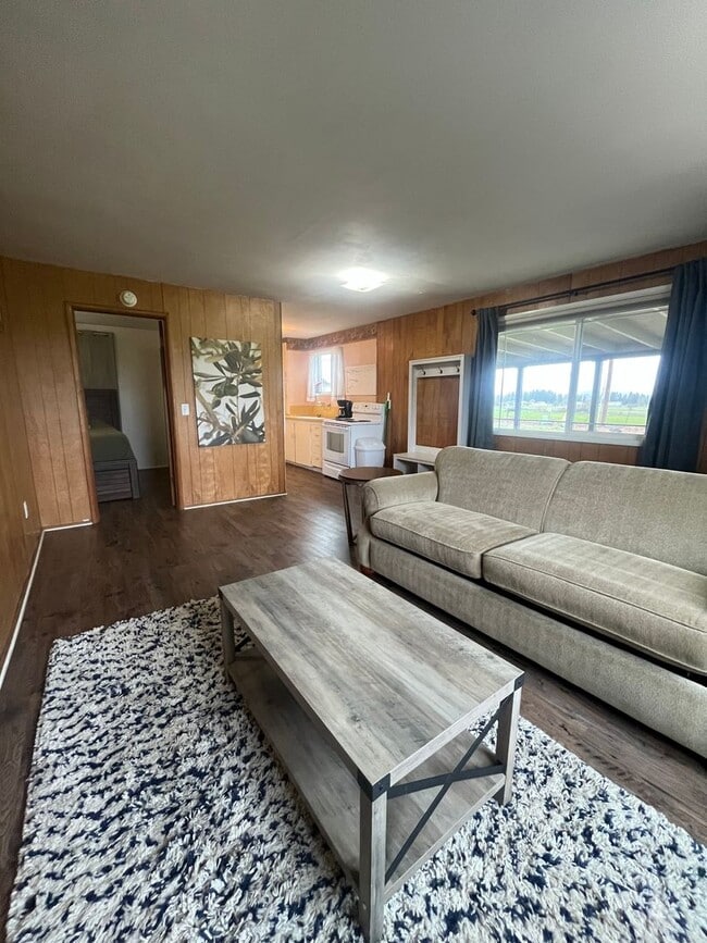 Building Photo - 1-Bedroom Duplex minutes from Eugene!