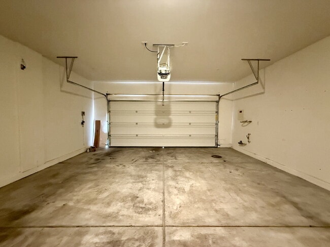 Building Photo - 4 BED, 2.5 BATH, 2 CAR-GARAGE, TWO-STORY, SINGLE FAMILY HOME FOR