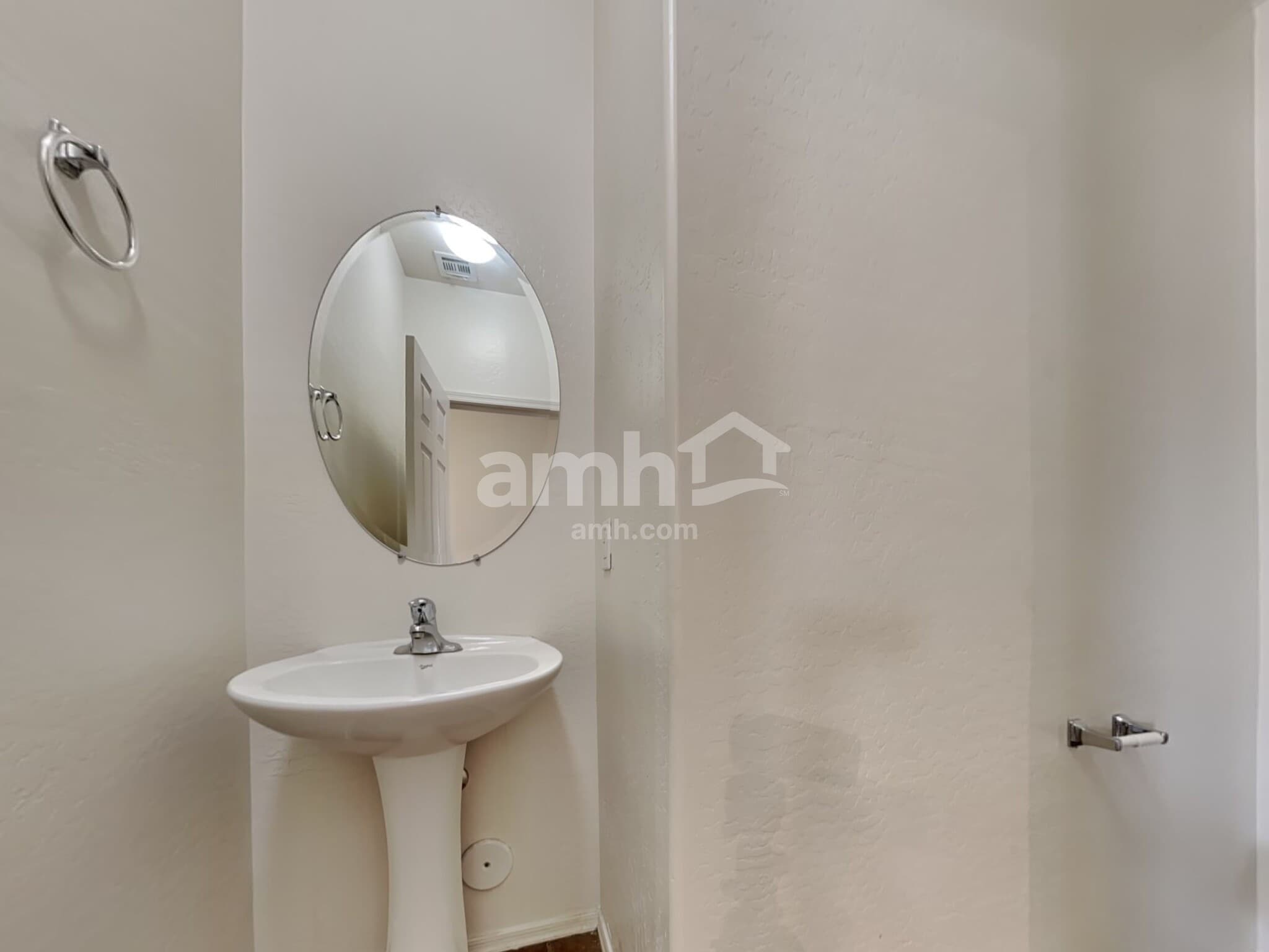 Building Photo - 99 S 165th Dr