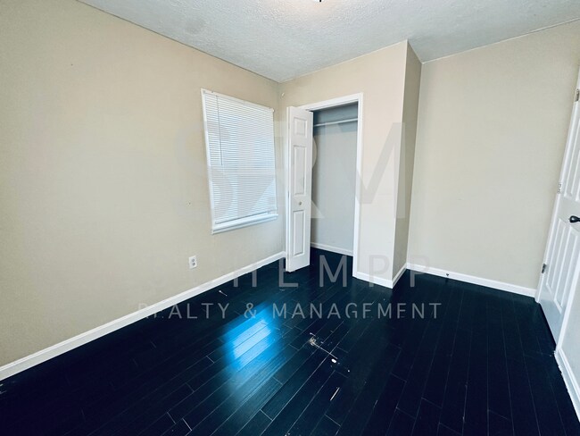 Building Photo - Modern 3BR/1BA house off Goldsmith Lane now available!