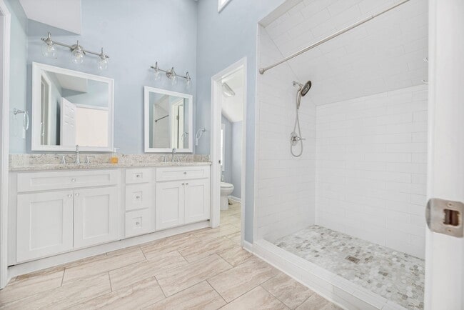 Building Photo - (Coming Soon) Renovated Home just minutes from Uptown!