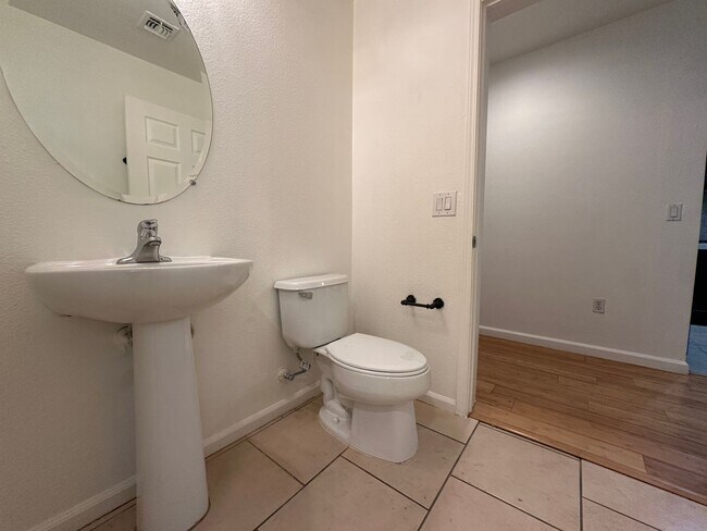 Building Photo - 1 bed, 1 bath condo in guard gated community!