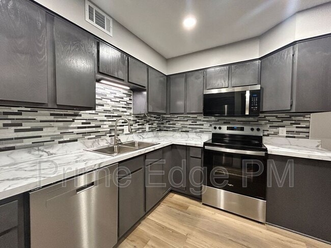 Building Photo - 1741 Ridgehaven Ct