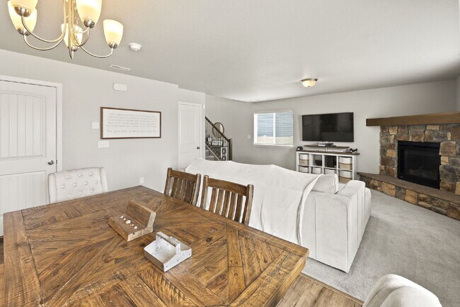 Building Photo - Well maintained Fountain Home with 3 bedrooms and  beautiful mountain views.