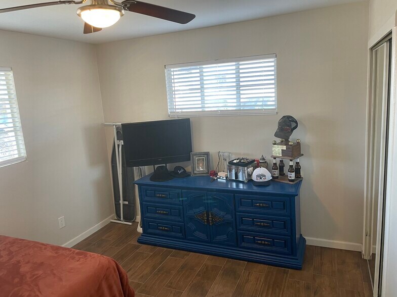 Room 2 - 911 E San Juan Ave