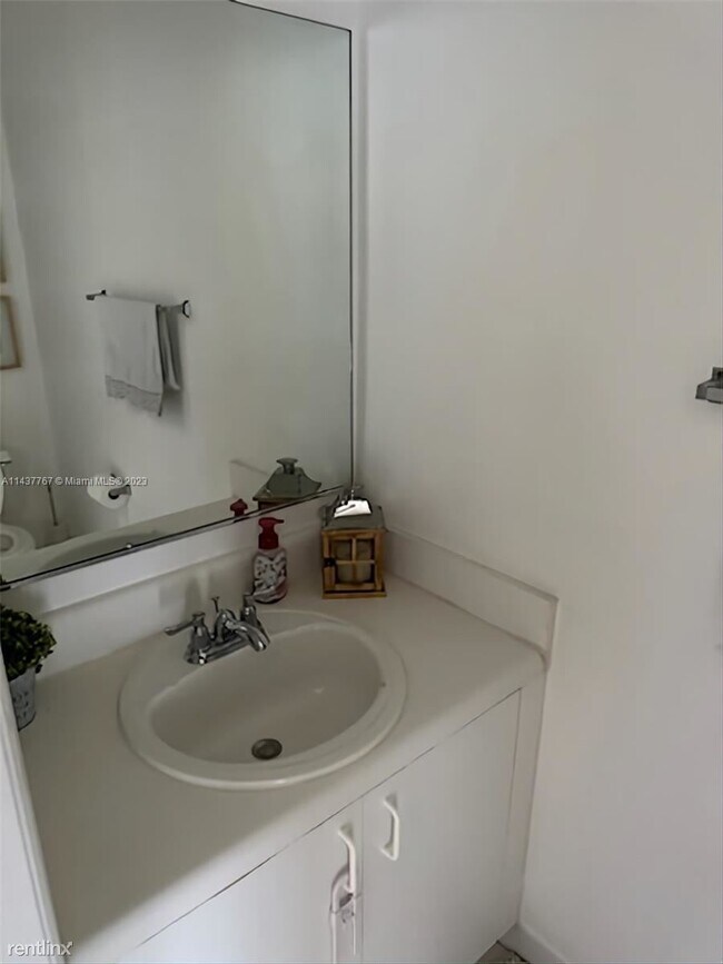 Building Photo - 2 br, 2.5 bath Townhome - 1050 Sorrento Dr...