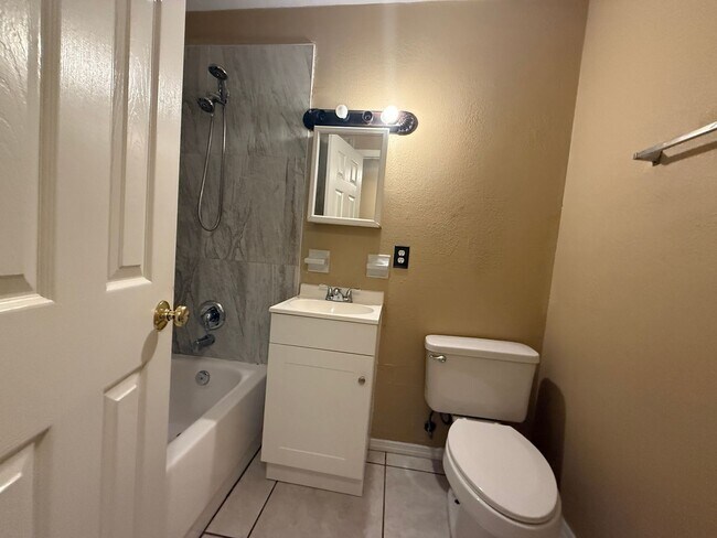 Building Photo - 3 BR / 1.5 BA HOME IN MELBOURNE