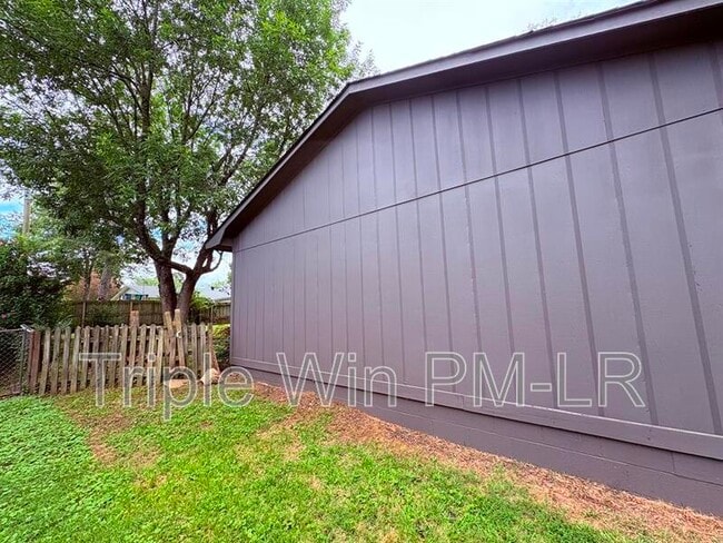Building Photo - 220 Randall Dr
