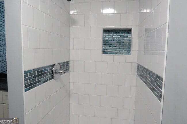 Building Photo - 2060 Bedford Ct