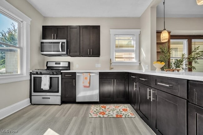 Building Photo - 1457 W 114th St