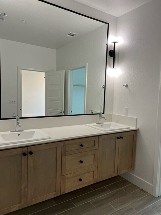 Building Photo - Beautiful Newer 3 Bedrooms 2.5 Baths Home with SOLAR!!!