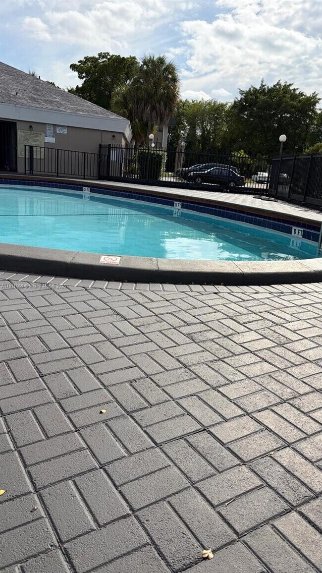 Building Photo - 7925 Fairview Dr