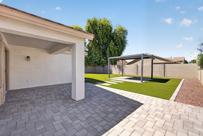 Building Photo - Updated House in Chandler Community