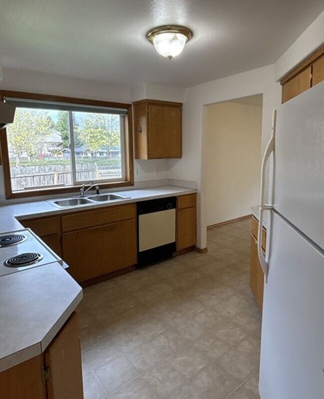 Building Photo - 3Bd/2Ba Single Story Home - Available to View!