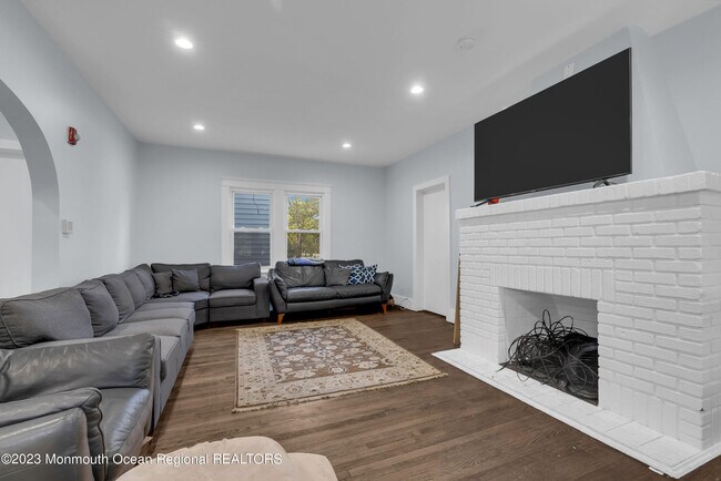 Building Photo - 309 Cedar Ave