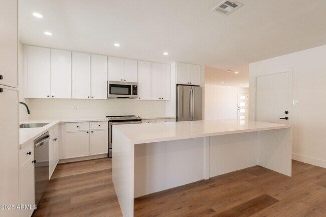 Building Photo - 1530 E Alameda Dr