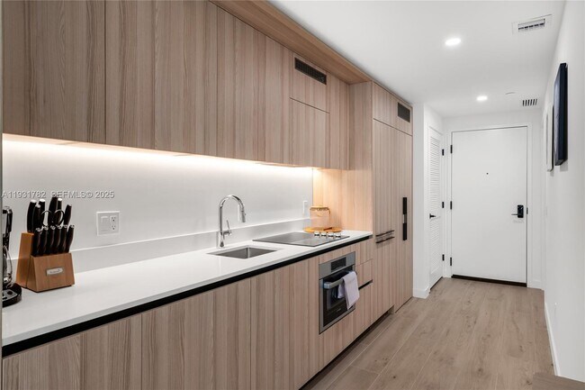 Building Photo - 225 N Miami Ave